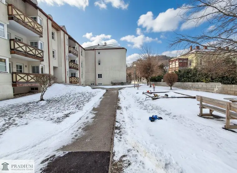 3 Zimmerwohnung mit Terrasse und 2 Parkplätzen