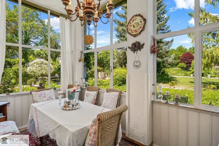 Zwischen Rosengarten und Weinbergen - Grundstück mit Villa in Baden