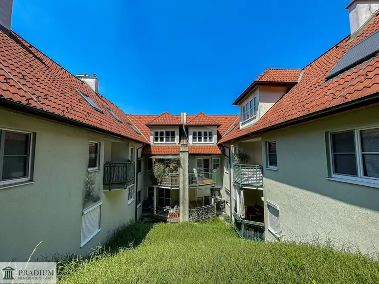 3 Zimmerwohnung mit Balkon und 2 Garagen-Plätzen