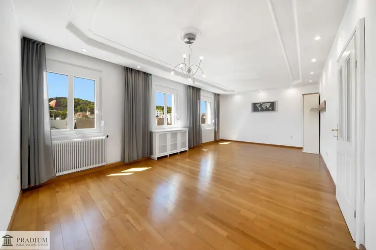 Charmante Etagenwohnung mit Fernblick: Lift, neue Fenster, Zentrumslage