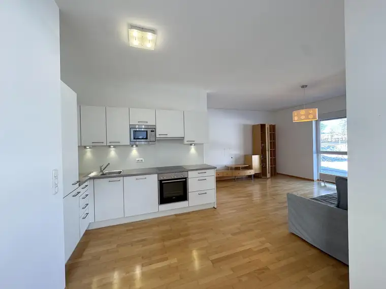 Neuwertige Erdgeschosswohnung mit Kaiserblick im Zentrum von St. Johann