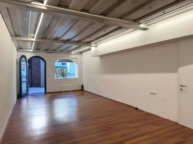 Attraktive Büro /Geschäftsfläche am Hauptplatz von St. Johann in T. 