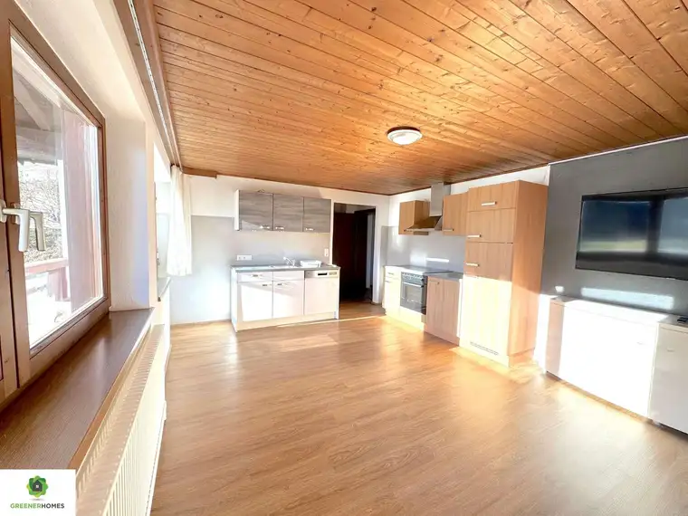 Helle Wohnung mit großem Balkon und eigenem Dachboden