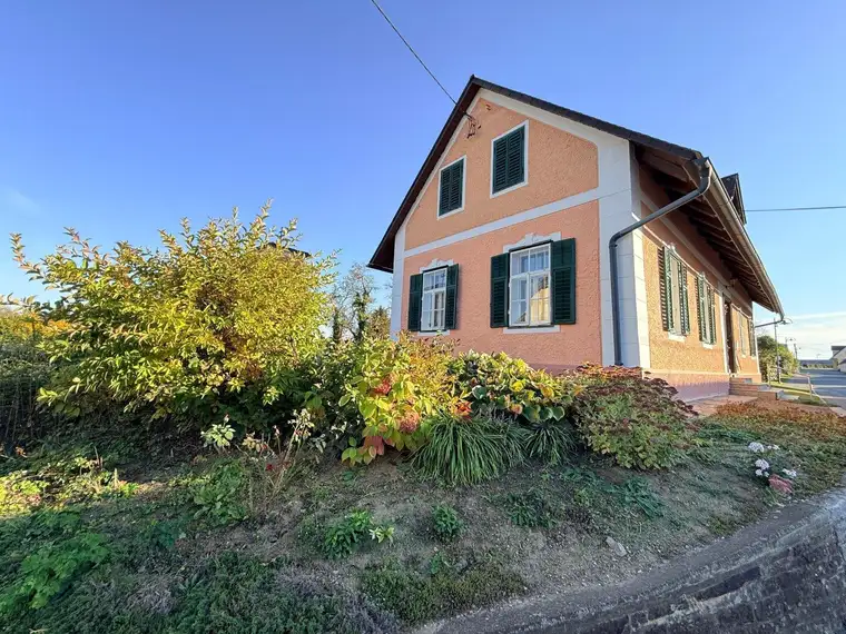 Charmantes Herrenhaus mit Nebengebäude, Grünland &amp; Wald – eine seltene Gelegenheit mit besonderem Charakter