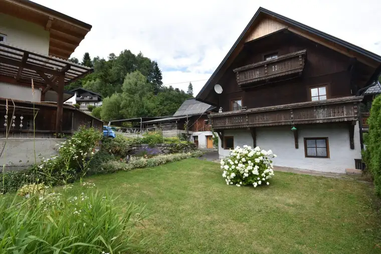 Wohnhaus mit Nebengebäuden, Grün- und Baufläche - 2 getrennte Wohneinheiten