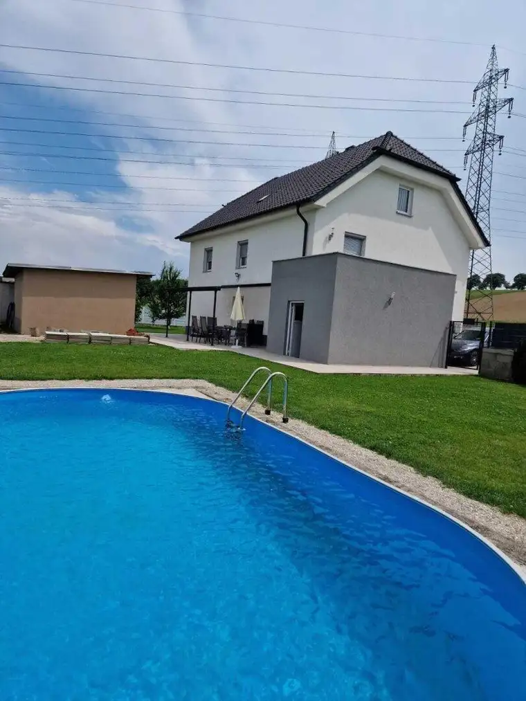 Generalsaniertes Ein- oder Mehrfamilienhaus mit Pool und Extragrünland