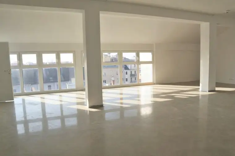 Dachgeschoss in Bürohaus | Unbefristet