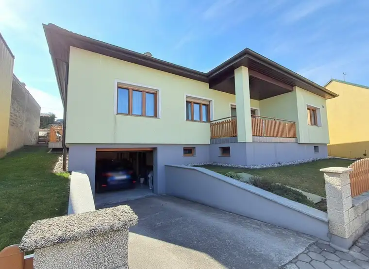 Perfekt geschnittenes, pflegeleichtes Einfamilienhaus in Neusiedl/Zaya - thermisch saniert, Photovoltaikanlage, Weinkeller, Brunnen usw.