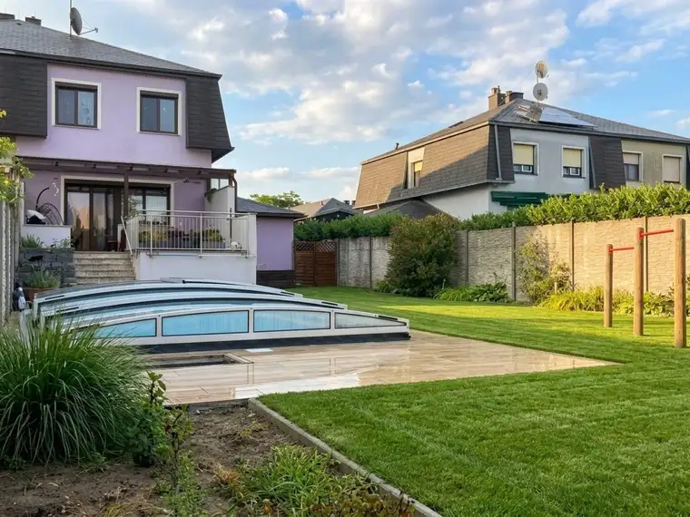 DRAUSSEN GRILLEN. DRINNEN CHILLEN. | vollrenovierte Doppelhaushälfte in Ruhelage | ca. 104 m² WF | überdachter Pool | Garage