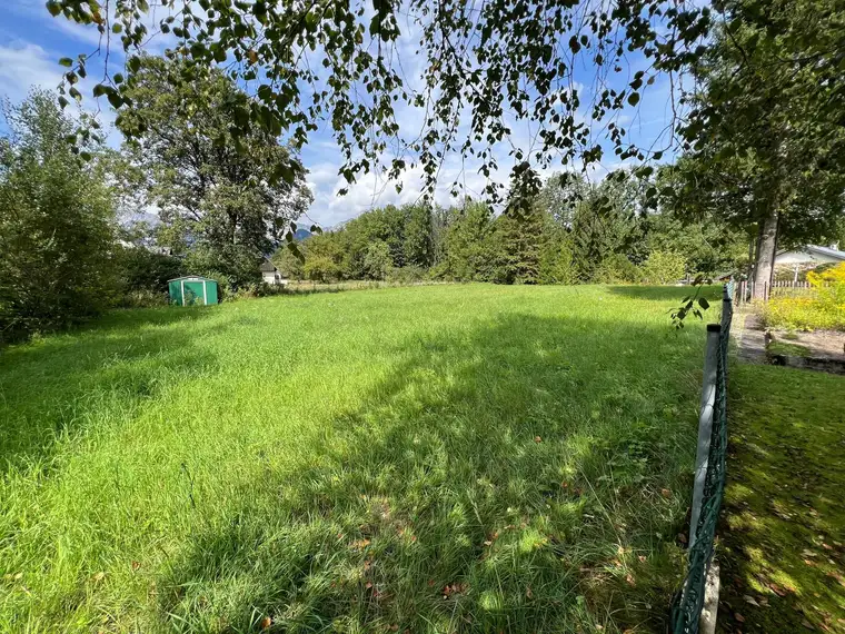 Sonniges Baugrundstück in zentraler, ruhiger Lage