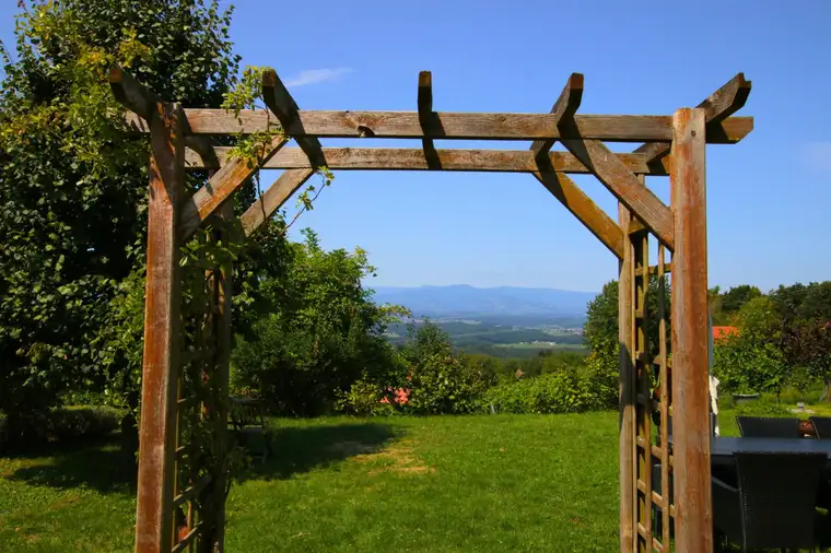 Gebäude mit vielfältigen Nutzungsmöglichkeiten inmitten der steirischen Weinberge