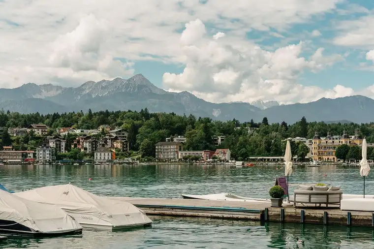 Rarität am Wörthersee: Seegrundstück mit Bestandsobjekten für exklusive Tourismus- oder Wohnprojekte