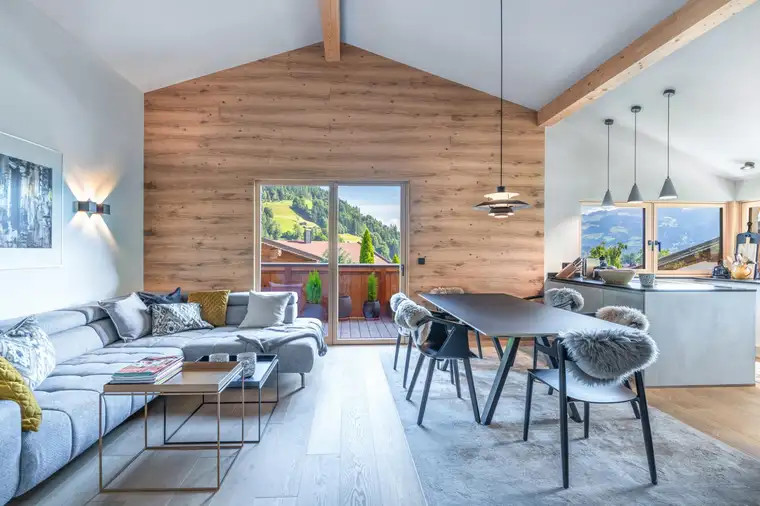 Stillvolle Dachgeschosswohnung mit Hornblick