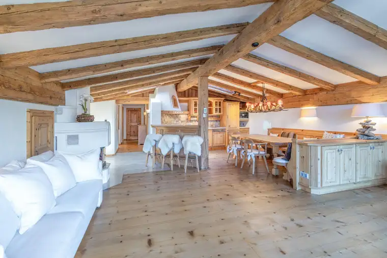 Tradition trifft Stil: Alpiner Wohntraum im Dachgeschoss