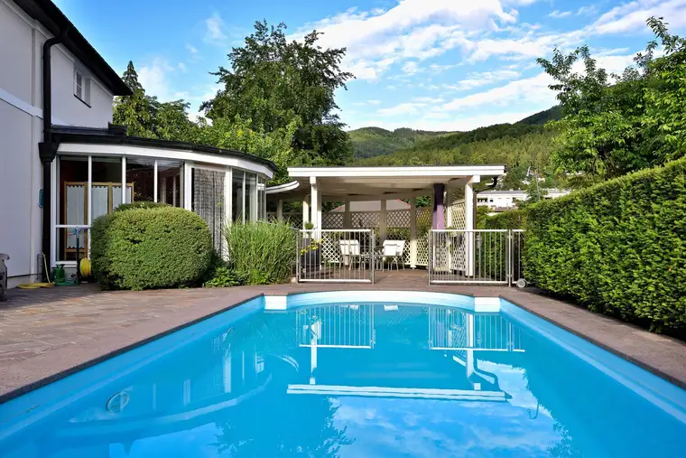 Moderne Villa mit traumhaftem Garten, Pool, Sauna, uvm.