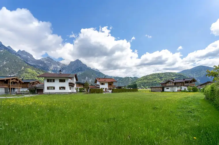 Sonniges Baugrundstück mit schönem Steinbergblick