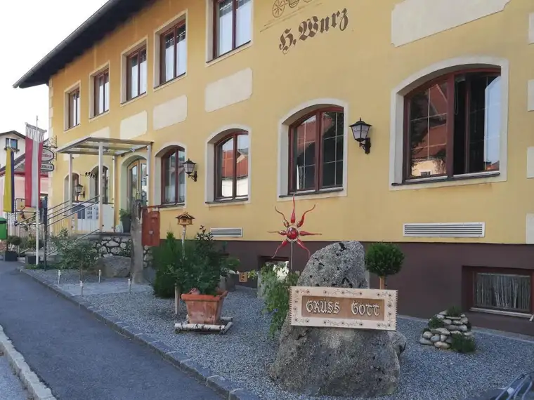 Traditionsreicher und mehrfach ausgezeichnetes Gasthof mit über 6800 m² Grund und Lagerhalle