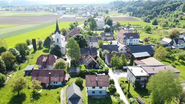 Mehrfamilienhaus mit Nebengebäude und Garten (Kirche inaktiv)