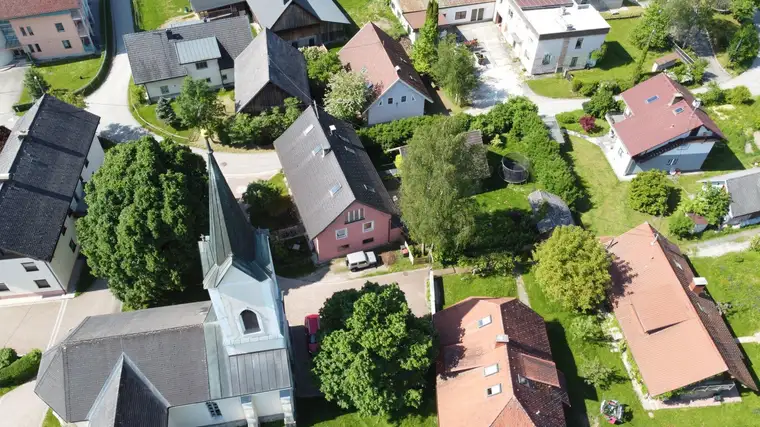 Sonniges Mehrfamilienhaus mit Nebengebäude und Garten
