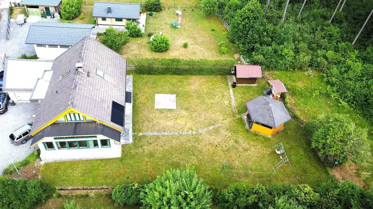 Familienfreundliches Einfamilienhaus mit großem Garten in ruhiger Waldrandlage