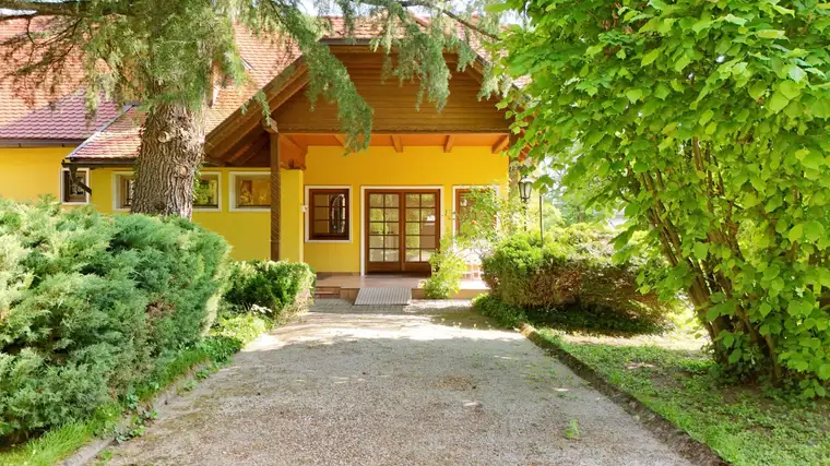 Liebevolles Zweifamilienhaus mit Traumgrundstück in Klagenfurt!