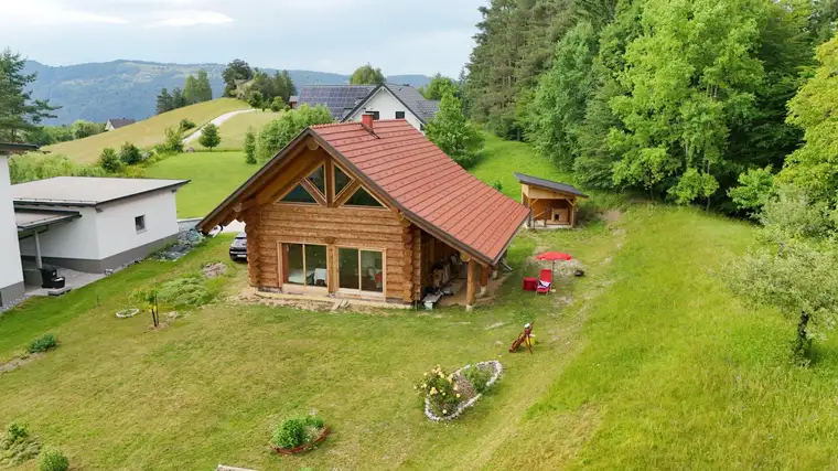 Ein Zuhause mit Charakter – Rundstamm-Vollblockhaus trifft Naturidylle