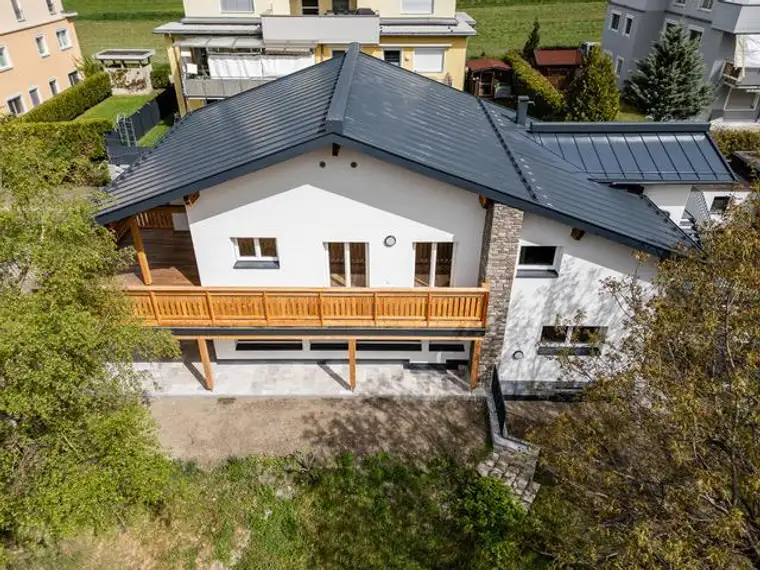 Schöne Wohnung mit Aussicht und Garten, sehr zentral, Carport
