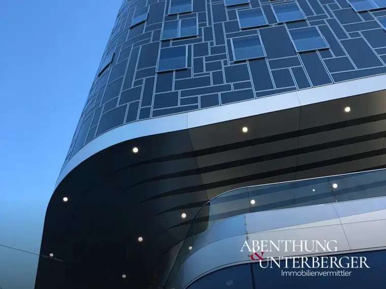 Innsbruck: 476 m² Gewerbefläche mit Terrasse und Blick über Stadt und Berge
