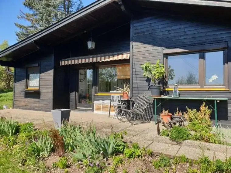 Kraft tanken, Waldrandlage - Holzbungalow top saniert