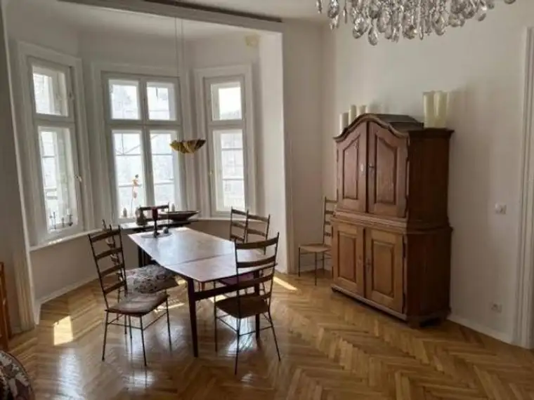 Top sanierte Wohnung - Balkon - in Jahrhundertwendehaus