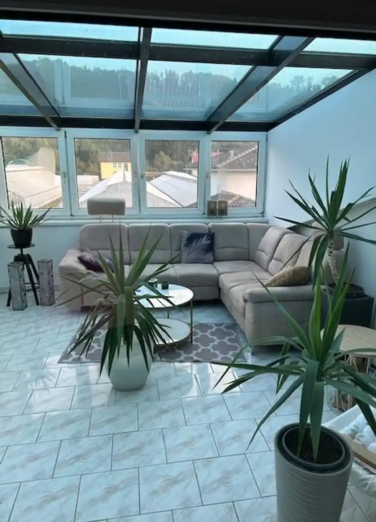 Neuwertige 4-Zimmer Dachgeschosswohnung mit Terrasse und Garten Privat Provisionsfrei