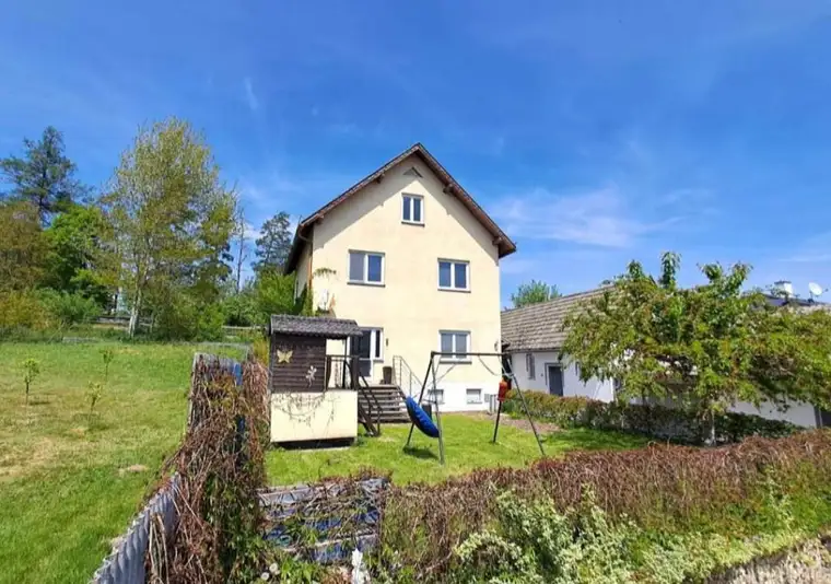 Einfamilienhaus mit Garten und Garage in Schönau