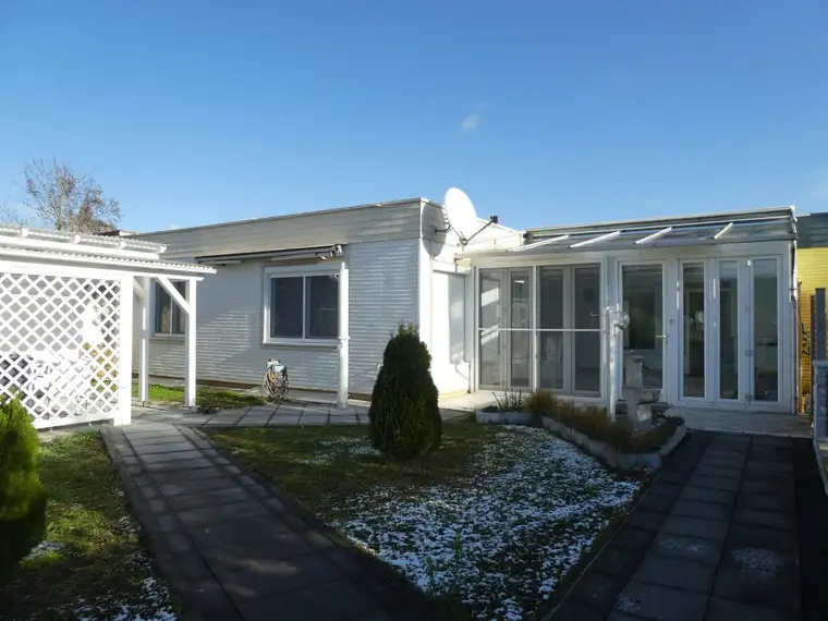 Reihenhaus-Bungalow mit gr. Wintergarten 