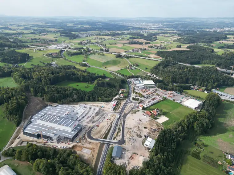 Erstklassige Gewerbeflächen an A1 - Anschluss Regau (3.000m2 bis 14.000m2)