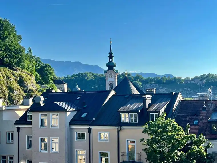 Gefühlvoll sanierte Dachterrassen-Maisonette im Andräviertel - mit grandiosem Stadt- und Bergblick