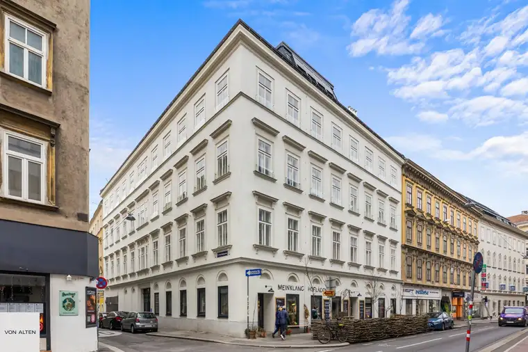 Erstbezug nach Sanierung: Stilaltbauwohnung am Naschmarkt