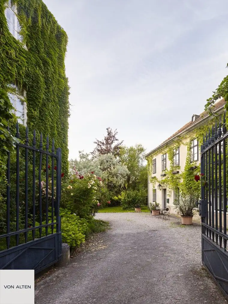 Wohnen im Schlossgarten | Historisches Biedermeier-Stöckl mit großzügigem Privatgarten &amp; exklusivem Badeteich