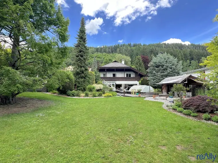 großes Einfamilienhaus in Spittal an der Drau / modernes Design trifft auf rustikale Gemütlichkeit
