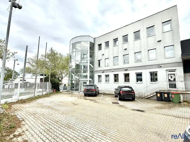 Modernes und helles Büro, inkl. 3-PKW-Stellplätze