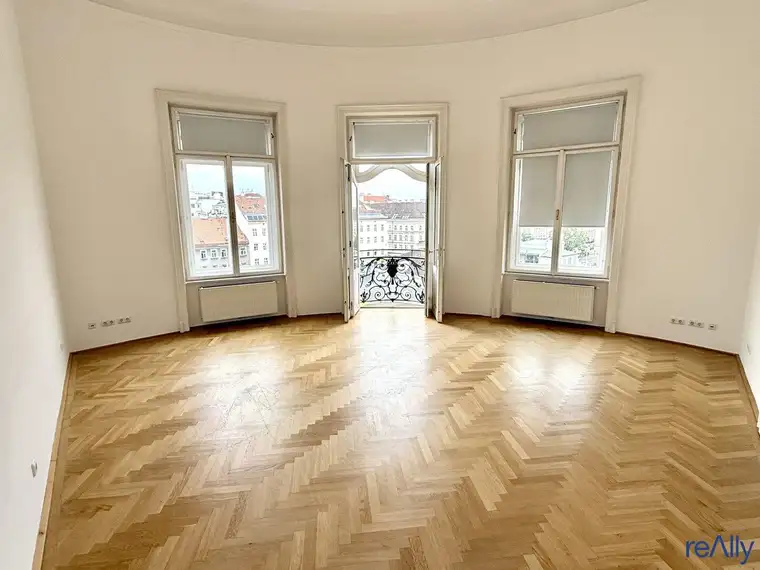 Helles Altbau-Büro direkt am Naschmarkt mit Klopfbalkon