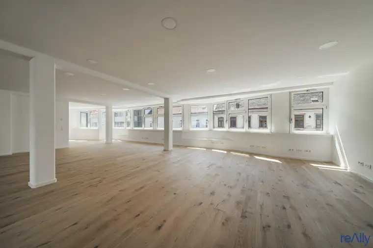Modernes und lichtdurchflutetes Open-Space-Büro auf etwa 240 m²