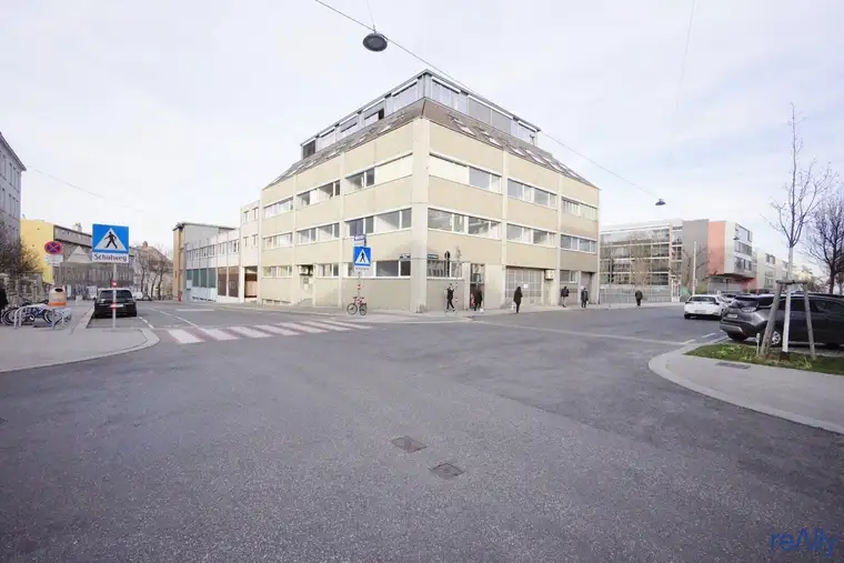 Lichtdurchflutete Bürofläche mit Lager und zusätzlichen Parkmöglichkeiten.