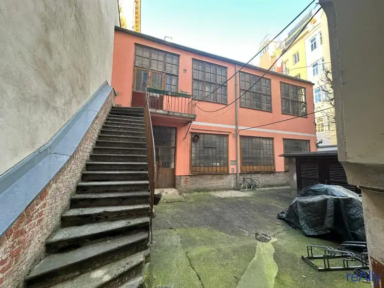 Attraktiver Rohdachboden mit Loft-Town-House mit enormen Potential in Bestlage des 7. Bezirk
