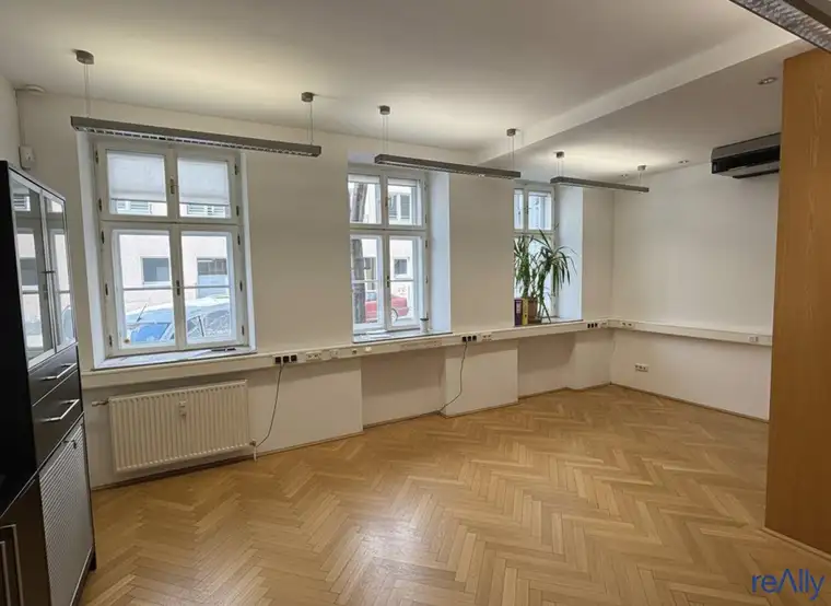 Modernes Büro mit privaten Zugang und optionalen Stellplätzen im Innenhof