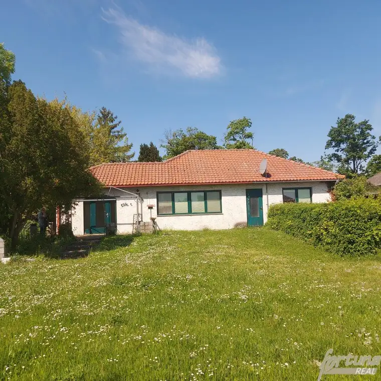 Zentral gelegener Bungalow mit großem, teilbarem Grundstück