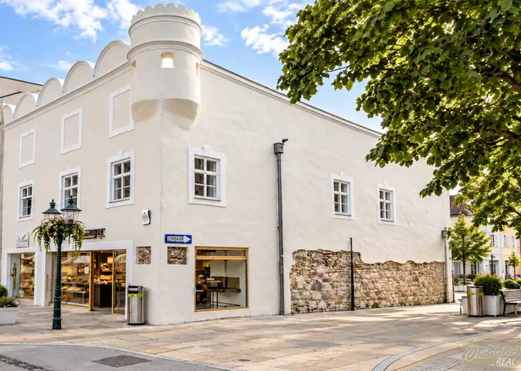 Historisches Stadthaus mit zwei Geschäften und Wohnungen in Tulln an der Donau