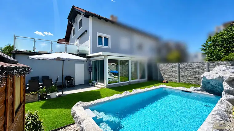 Doppelhaushälfte in ruhiger Wohnstraße mit Garten und Pool!
