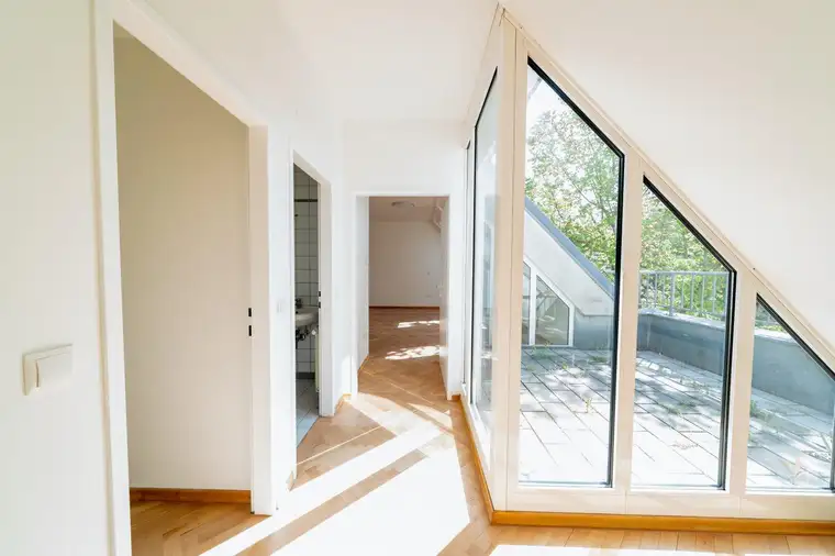 Ruhige Dachgeschosswohnung mit Balkon und traumhafter Gemeinschaftsdachterrasse