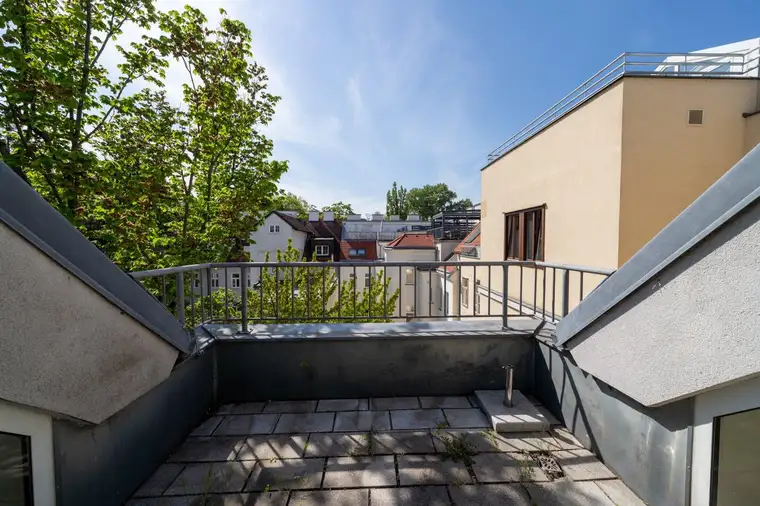 Ruhige Dachgeschosswohnung mit Balkon und traumhafter Gemeinschaftsdachterrasse