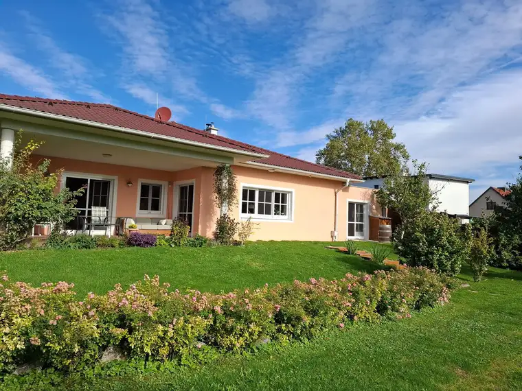 Barrierefreier Bungalow mit Schwimmteich und Garten